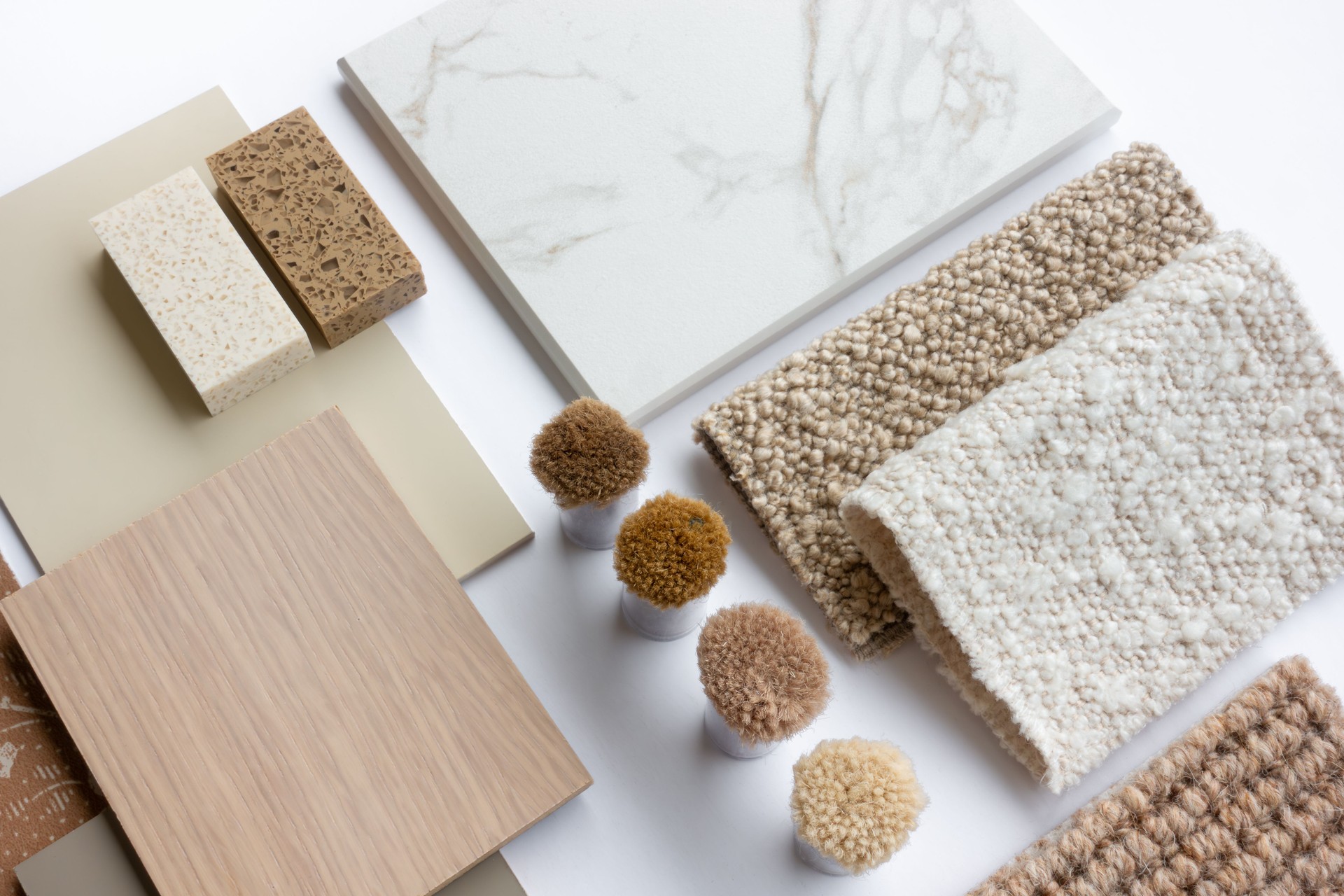 Panneau de matériaux de design d’intérieur brun terreux et beige avec échantillons